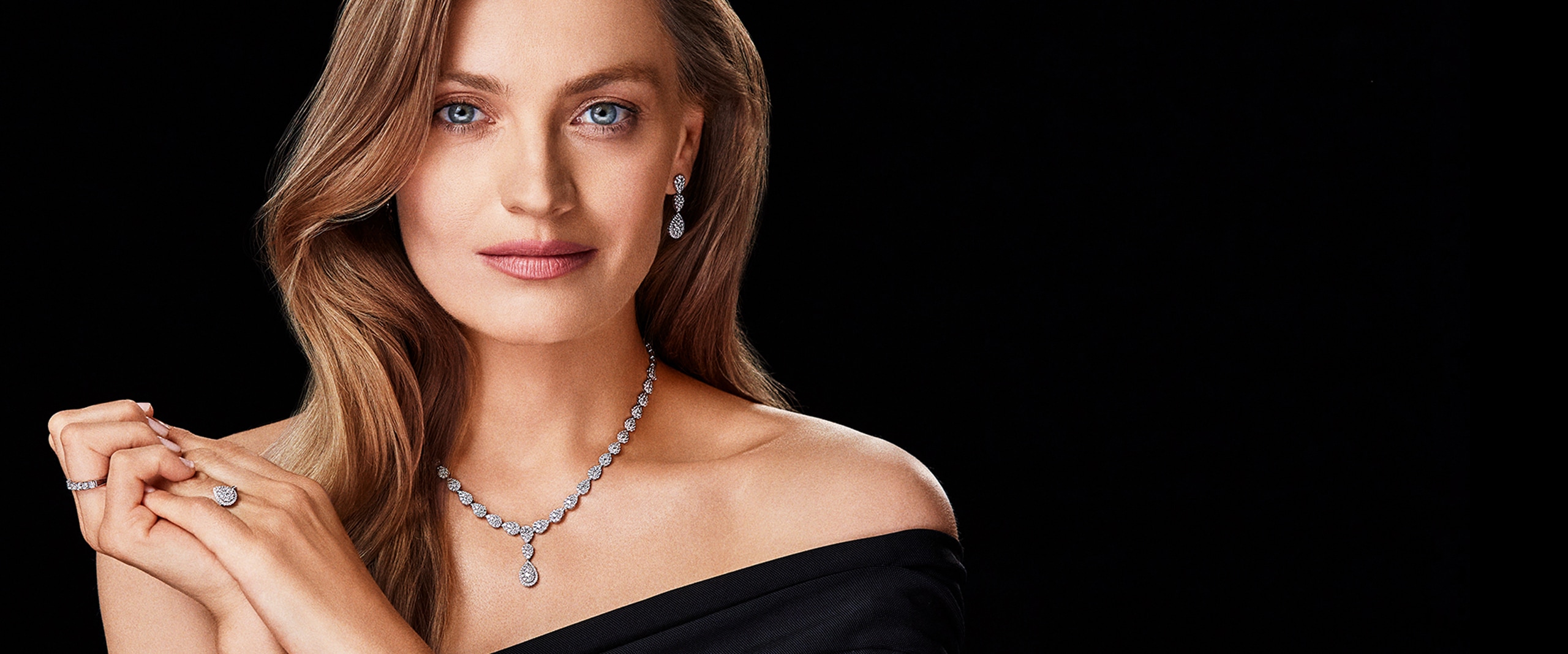 modelka prezentująca komplet biżuterii z diamentami z kolekcji premium