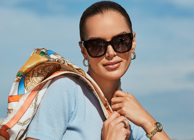 Zosia Nowak presenting elixa sunglasses